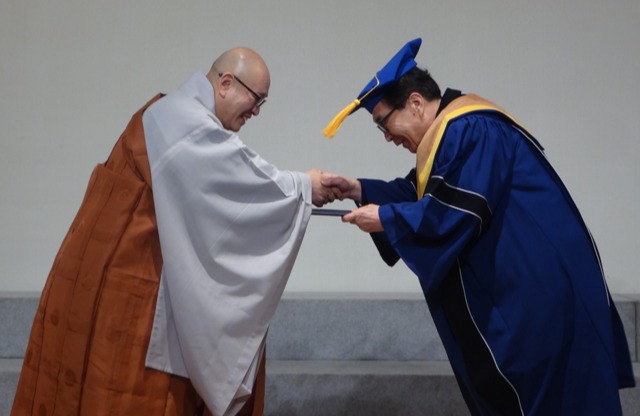 조계사 주지 지현스님이 졸업생 대표 조헌형 불자에게 졸업장을 수여했다.