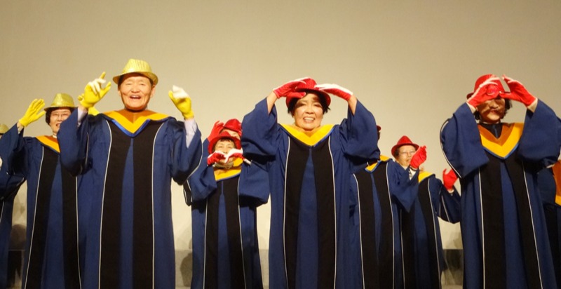 서울 조계사는 1월31일 백송대학 제3기 졸업식을 개최했다. 사진은 졸업을 축하하며 졸업생들이 준비한 실버댄스 공연을 선보이는 모습.