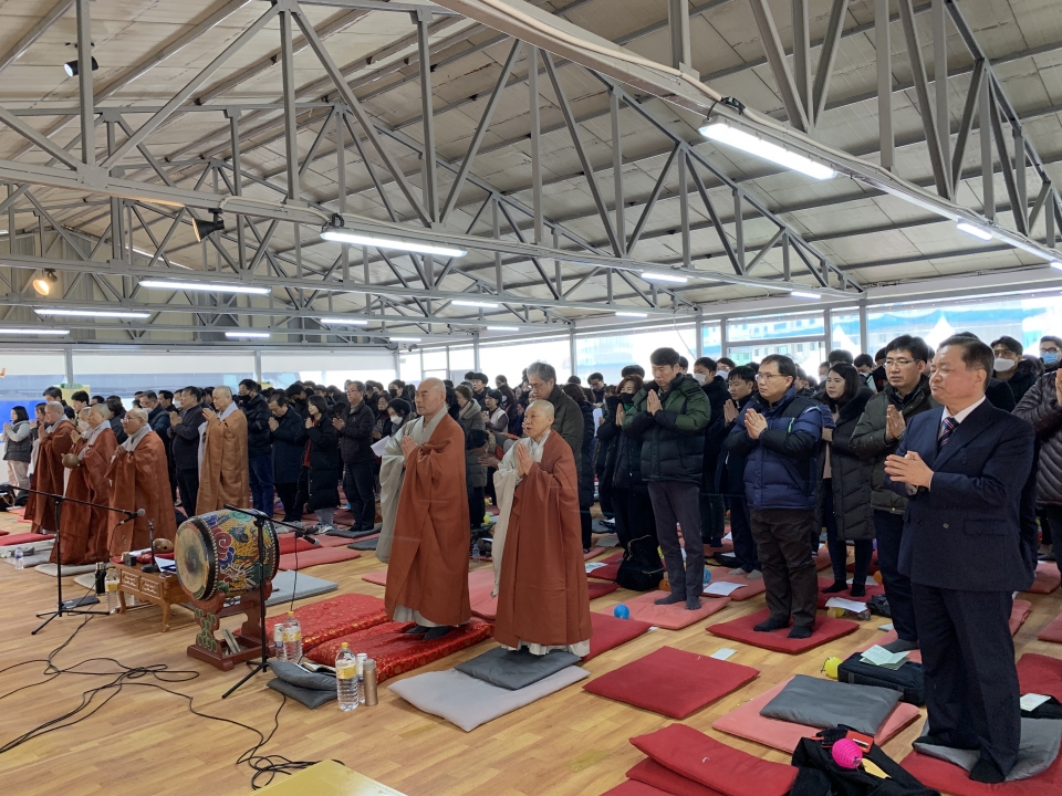 2월1일 상월선원 천막법당에는 기도하는 불자들로 가득했다.