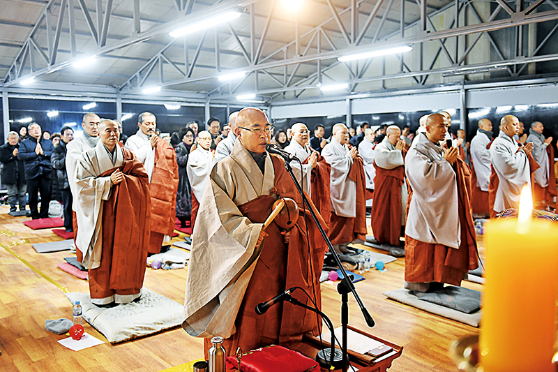 천막법당을 찾은 조계종 중앙종회의원들과 함께 기도하는 상월선원 노전 환풍스님.