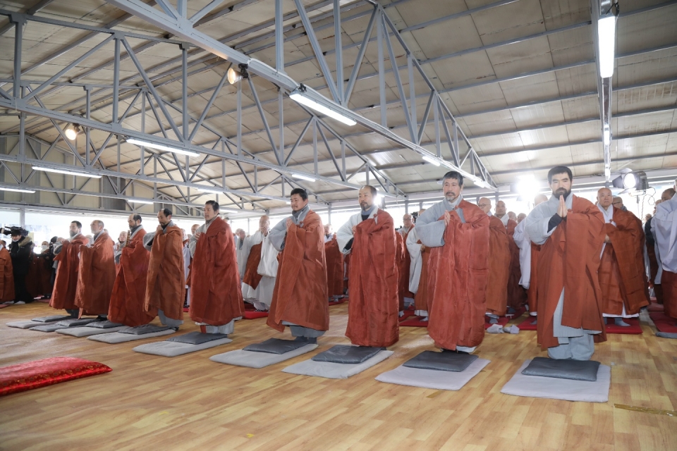 천막법당에서 삼배를 올리는 상월선원 무문관 스님들.