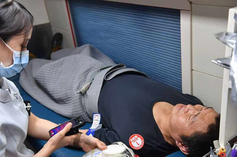 헌혈을 하고 있는 진각스님. 