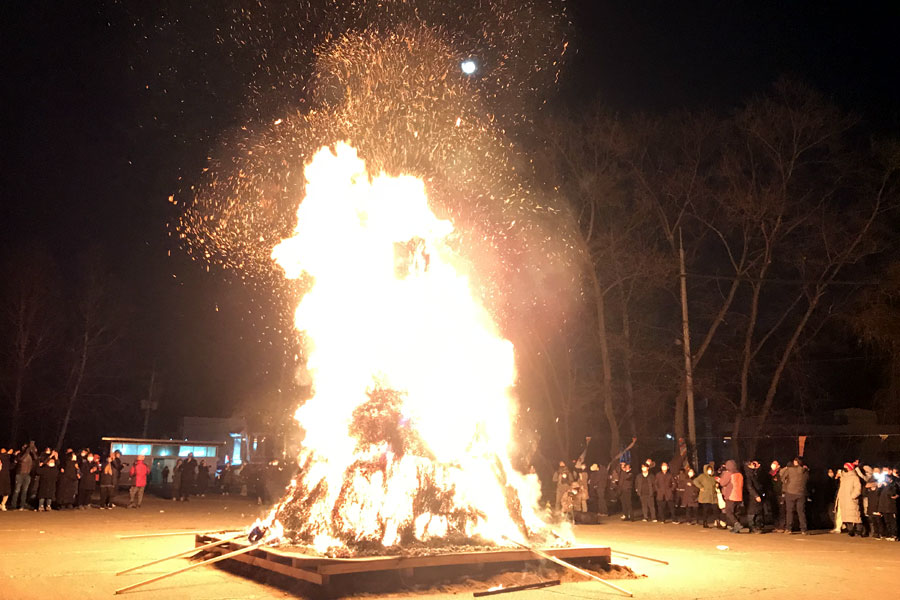 제25교구본사 봉선사는 2월8일 정월대보름을 맞아 전통 세시풍속 액막이 달집태우기 행사를 열었다.