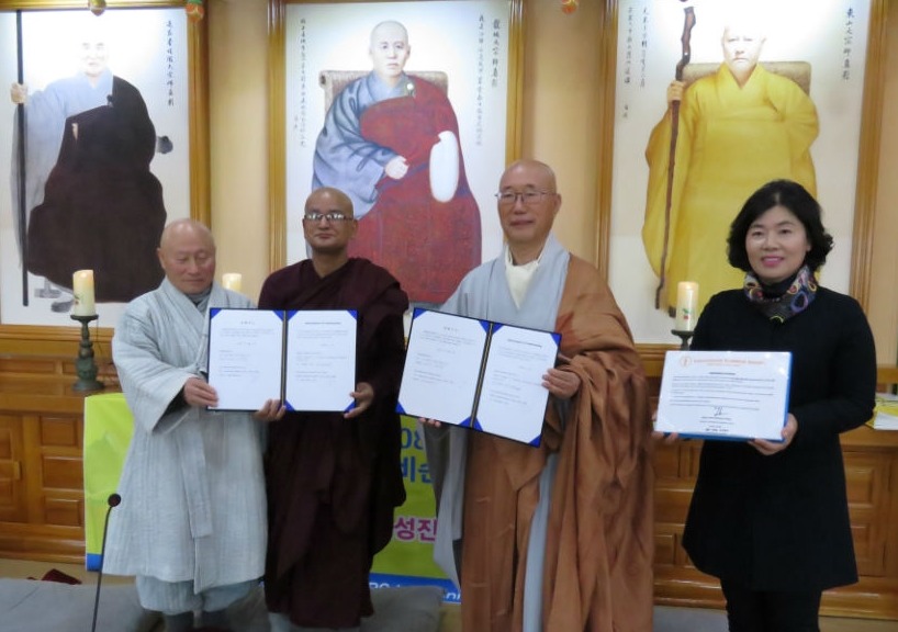 백련불교문화재단과 네팔불교협회가 2월9일 의료서비스 지원을 위한 업무협약을 체결했다. 사진은 협약식 후 기념 촬영(좌측부터 원담스님, 마아야트리아 스님, 원택스님, 권현옥 회장).