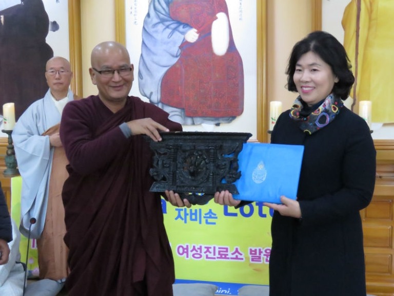 네팔불교협회 종정 마아야트리아 스님이 108자비손 의료봉사회 권현옥 회장에게 감사패를 전달했다.