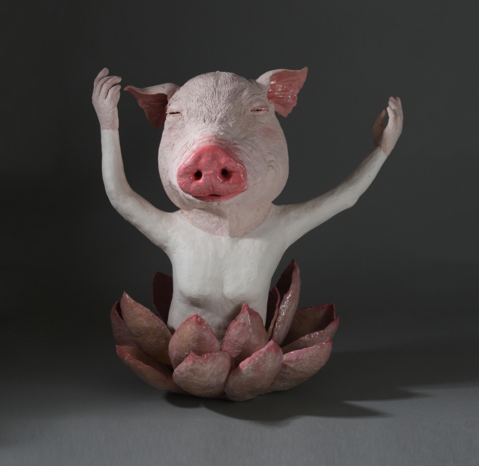 연꽃 위에서 우아함을 뽐내는 돼지를 표현한 ‘피어오르다’ 작품.