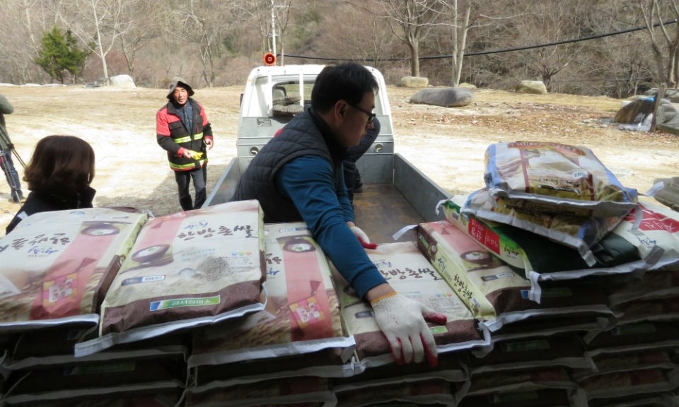 화림사가 기증한 쌀을 차에 옮겨 싣고 있는 모습.