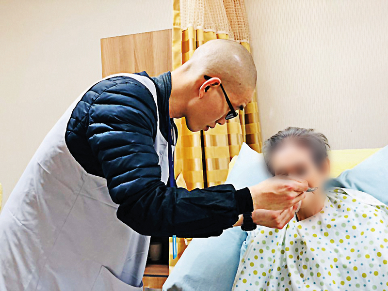 요양병원에서 치료받고 있는 할머니 환자를 정성껏 돌보는 학인 스님.