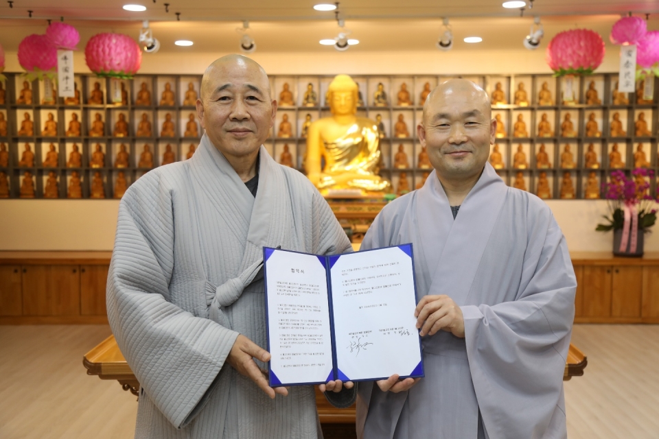 불교신문 사장 정호스님(왼쪽)과 참불선원장 각산스님이 협약서에 서명후 기념촬영을 했다.