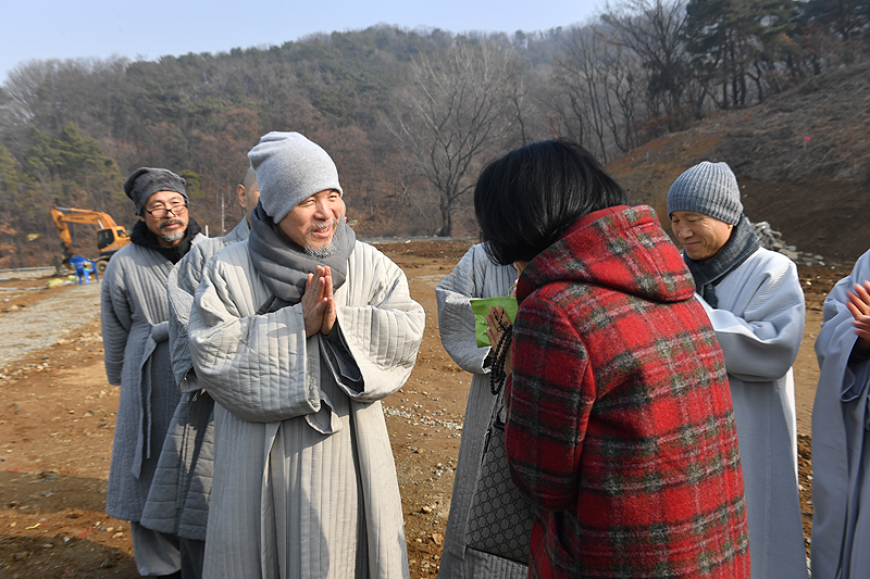 회주 자승스님은 지난 동안거 내내 상월선원 천막법당서 봉사한 장선여 불자에게 고맙다고 인사하며 염주를 선물했다.