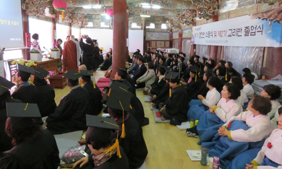 옥천사불교대학 졸업식이 지방루에서 열렸다.