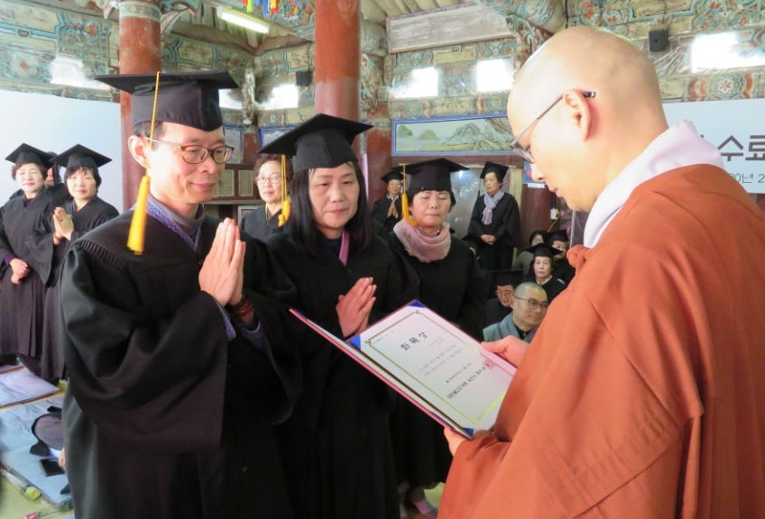 옥천사불교대학 학장 원각스님이 졸업생들에게 졸업증과 상장을 수여하고 있는 모습