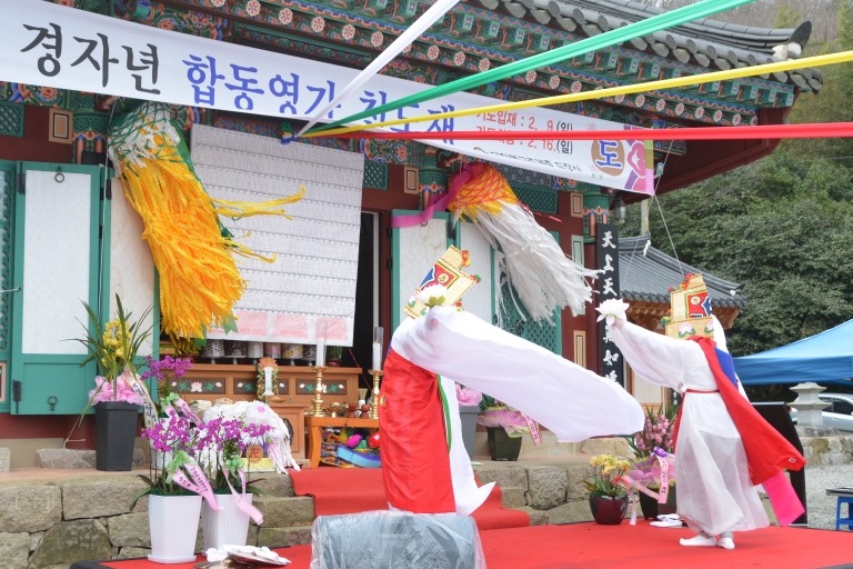 불교전통의식 전수 스님들이 고깔춤을 시연하고 있다.