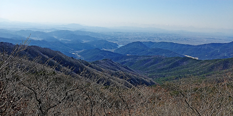 모악산에서 김제평야를 내려다본 모습. 왼쪽 계곡이 금산사다.