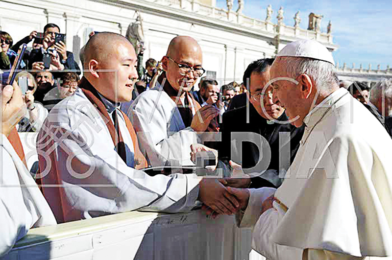 해인사승가대학은 해외성지순례와 이웃종교탐방을 통해 신심을 고취하고 국제감각을 지닌 수행자를 양성하고 있다. 바티칸시티에서 교황을 만나 인사를 나누는 사진.