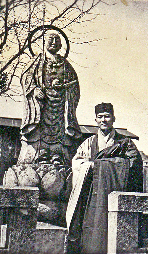 출가 후 1956∼1957년 사이에 목포 정혜원을 다녀오며 찍은 사진.