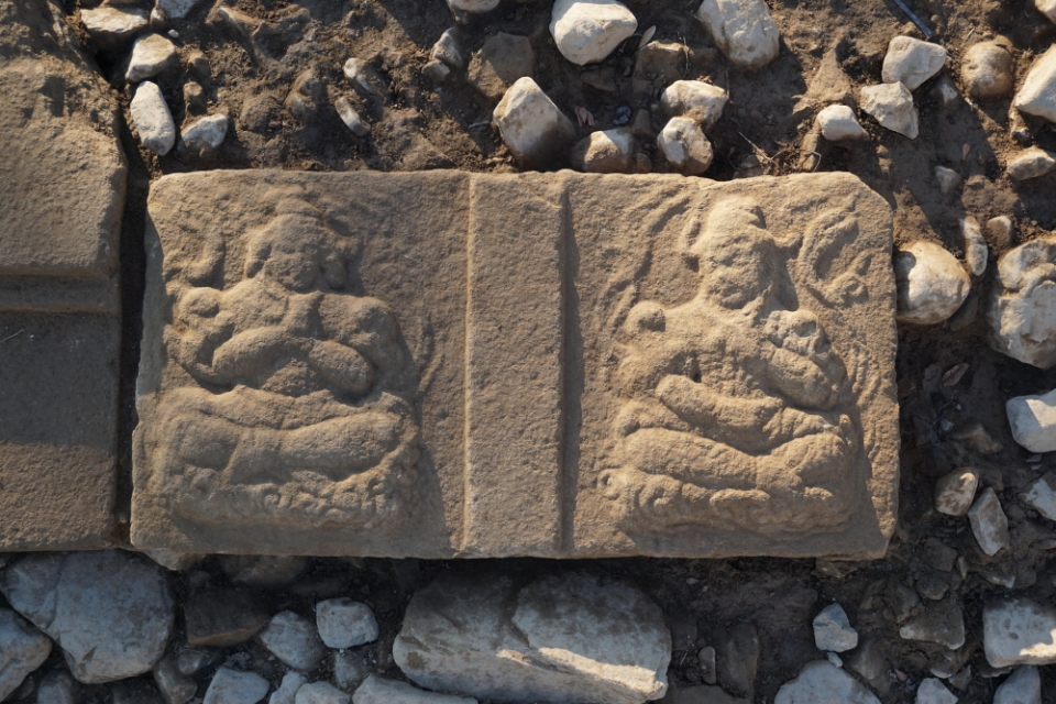 조선시대 경주 읍성에 통일신라시대 석탑에 사용된 팔부중상 면석이 발견됐다. 이번 발굴 작업에서 확인된 긴나라, 마후라가(탑의 북쪽에 사용)가 새겨진 면석의 모습.