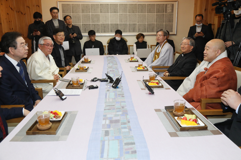 박 시장은 코로나19 확산 방지에 대한 종교계 협조를 요청하고 이에 대한 감사 인사를 전하기 위해 지도자들을 찾은 것으로 알려졌다.