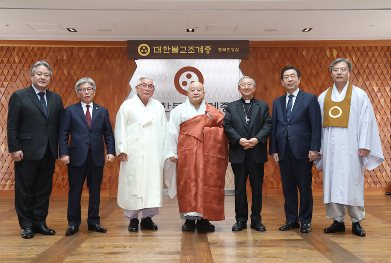 박 시장은 코로나19 확산 방지에 대한 종교계 협조를 요청하고 이에 대한 감사 인사를 전하기 위해 지도자들을 찾은 것으로 알려졌다.