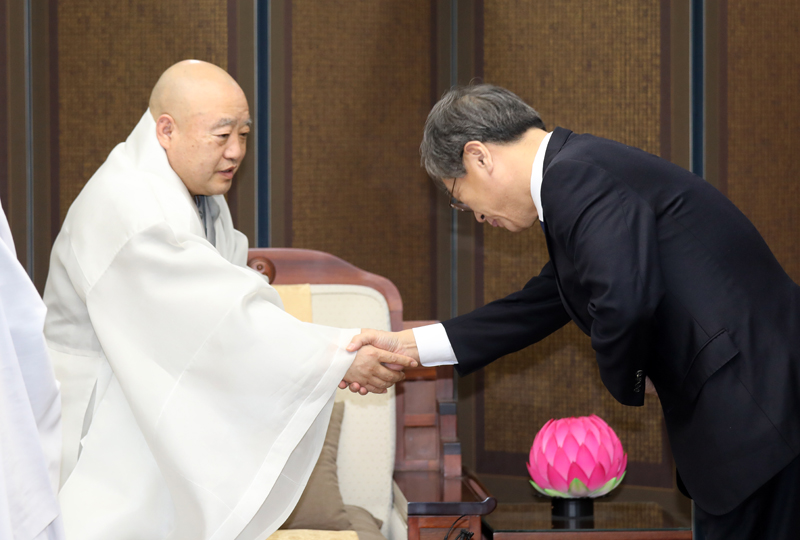 총무원장 원행스님이 2월25일 한국불교역사문화기념관 4층 접견실에서 김거성 시민사회 수석의 예방을 받았다.
