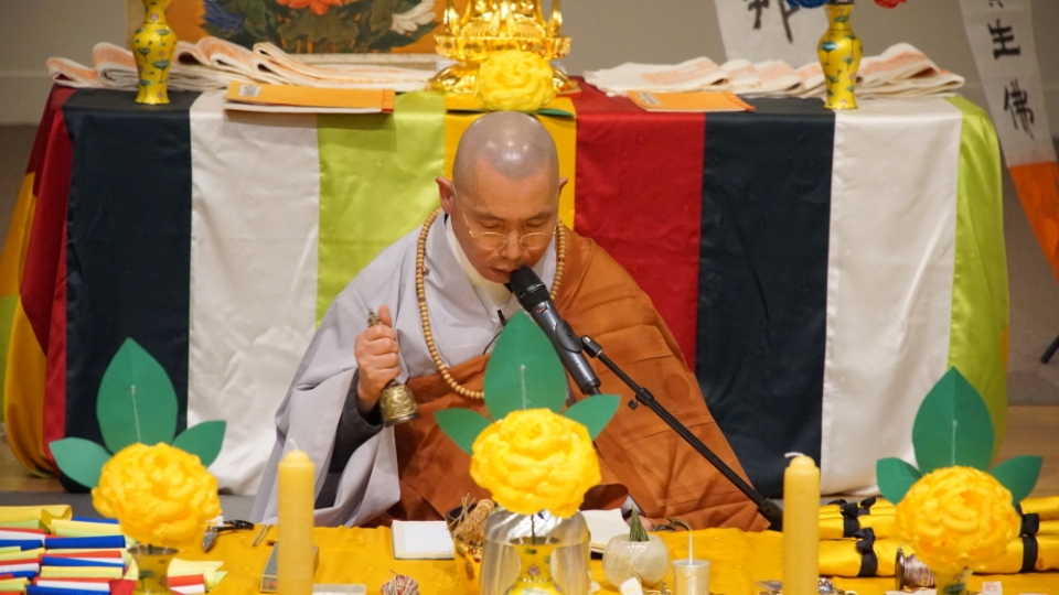 불복장작법 의식 중인 대한불교 전통불복장 및 점안의식보존회 회장 경암스님의 모습.