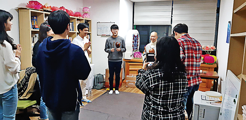 서울대 불교학생회 학생들과 함께 법회를 진행하는 모습.
