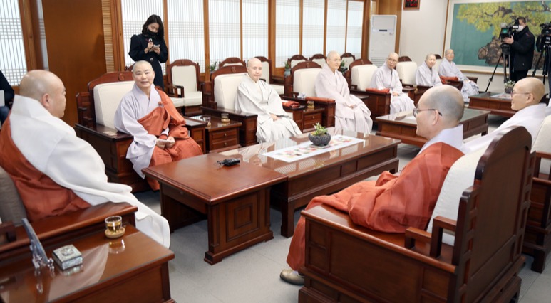 총무원장 원행스님은 코로나19 사태와 관련해 전국비구니회 집행부, 중앙종무기관 및 산하기관 교역직 스님들과 환담했다.