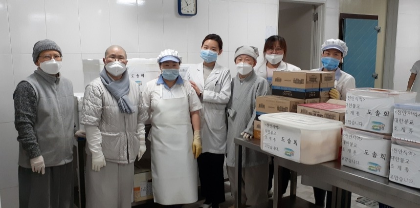 천안지역 조계종 스님들의 모임인 도솔회가 3월11일 코로나19 환자들과 사투를 벌이고 있는 천안의료원 의료진에게 도시락과 간식을 제공했다.