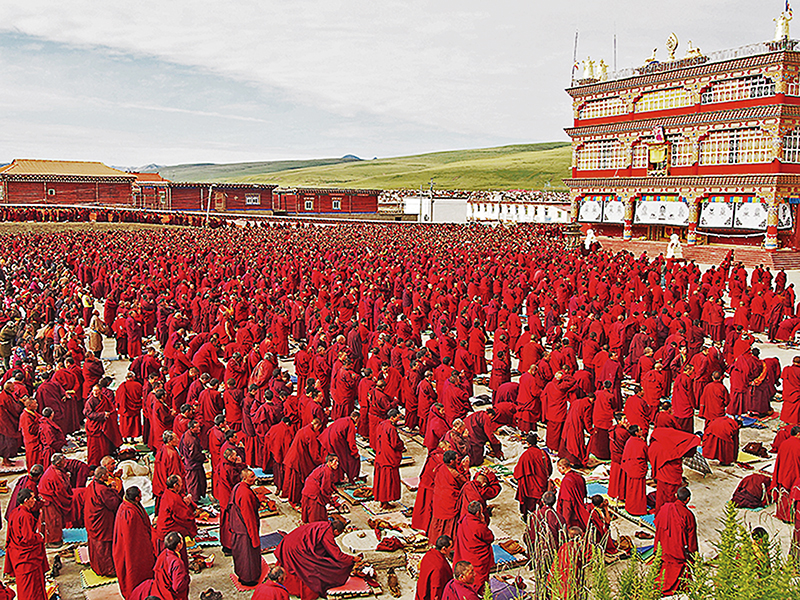 19세기 티베트 불교의 위대한 학자로 꼽히는 미팜 린포체가 저술한 '입보리행론' 제9장 지혜품에 대한 주석서 '께따까, 정화의 보석'이 최근 우리말로 번역돼 출간됐다. 사진은 세계 최대 티베트 불교학원인 오명불학원 스님들