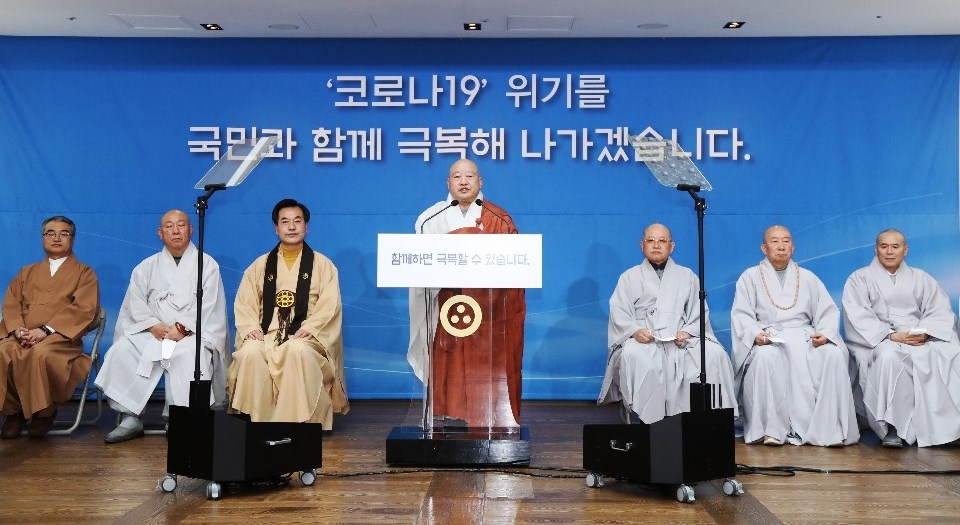 조계종 총무원장 원행스님은 3월18일 종단협 회장 자격으로 연등회 등 부처님오신날 봉축행사의 연기를 알리는 기자회견을 열었다.