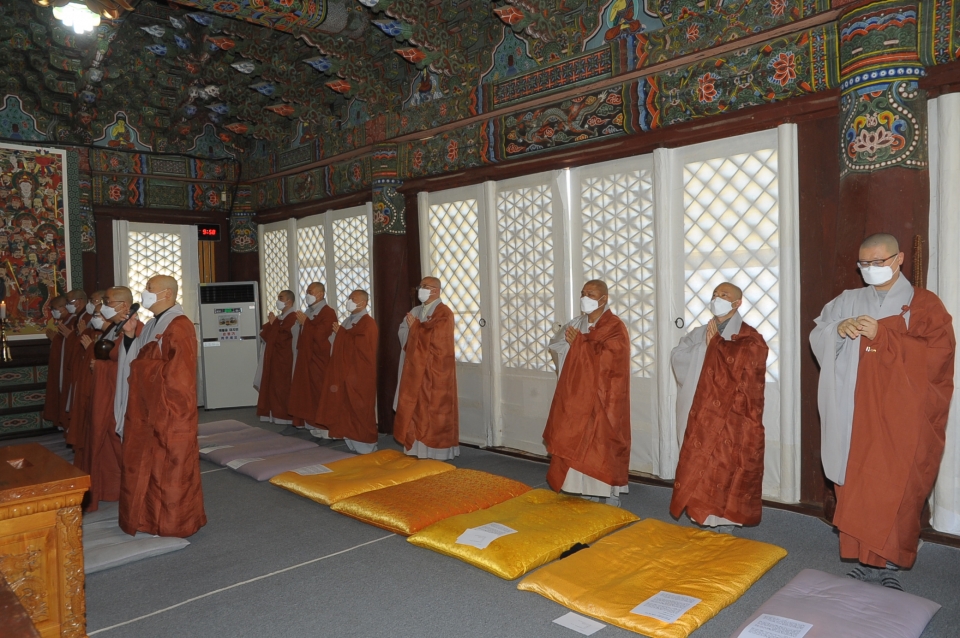 코로나19 극복을 위한 기도회에 참석한 동화사 사중 스님들.