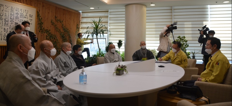 광주불교연합회 임원 스님들이 광주시장과 환담을 나누고 있다.