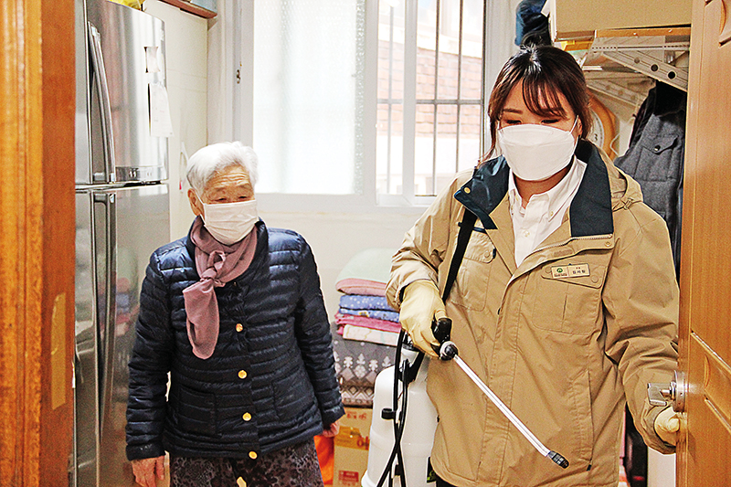 서울 본동종합사회복지관은 2월부터 휴관하고 있지만 복지사들은 더욱 바쁜 나날을 보내고 있다. 3월12일 한 주민의 집을 방역하고 있는 본동복지관 복지사.