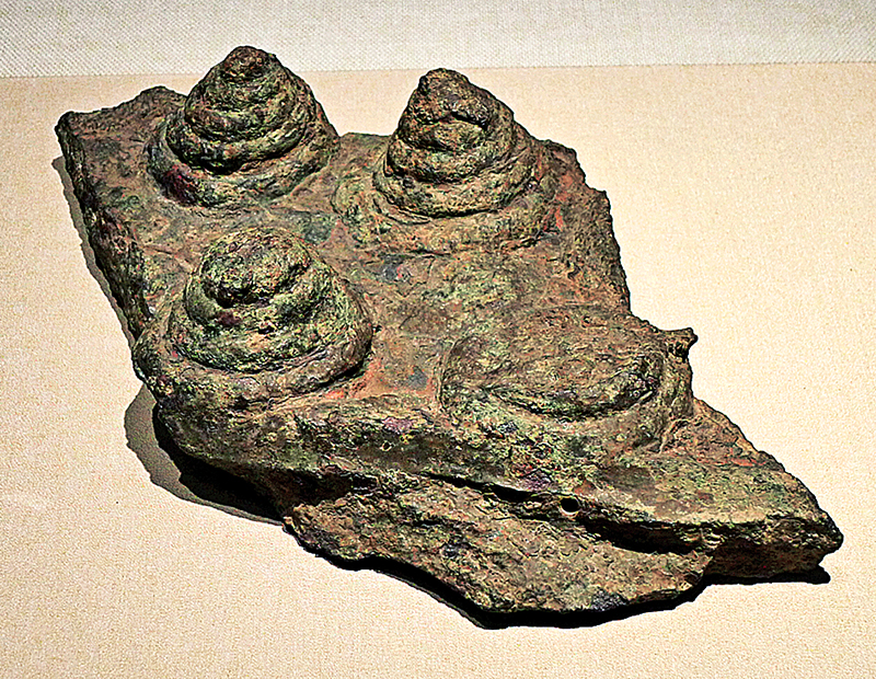 신라 6세기 후반 조성된 황룡사 금당에서 출토된 불두 나발이다. 국립경주박물관이 소장하고 있다.