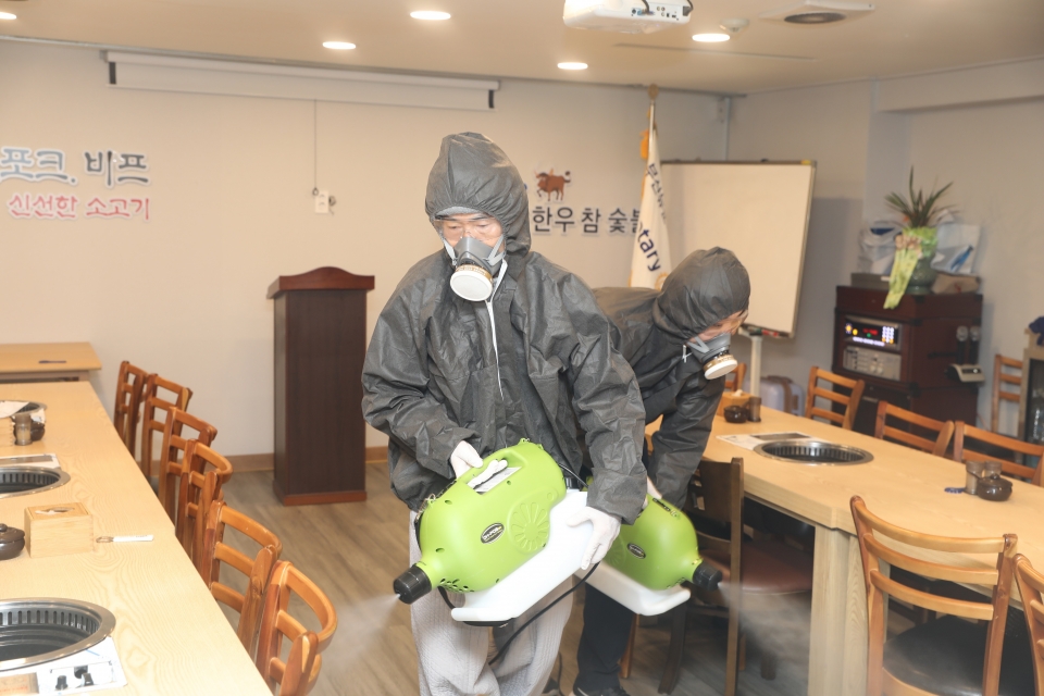부산불교교육대학 학장 범혜스님은 코로나19방역 캠페인 본부와 함께 4월2일 서면상가에 방역활동을 펼쳤다.