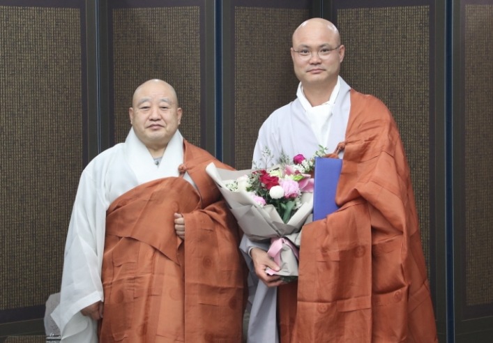 조계종 총무원장 원행스님(왼쪽)이 한국불교문화사업단 사업국장에 지오스님을 임명했다. 사진은 임명장 전달식 이후 기념사진을 찍는 모습.
