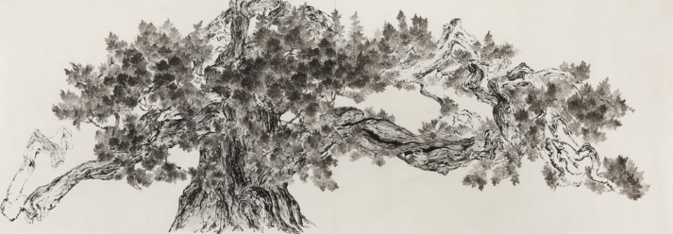최학윤 작가가 750년 된 창덕궁 향나무를 그린 작품. 그는 고목을 그릴 때 가장 행복하다고 했다.