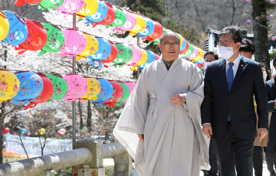 박양우 문화체육관광부 장관이 4월13일 마곡사를 방문해 사회적 거리두기 강화에 대한 불교계의 지속적인 협조를 요청했다.