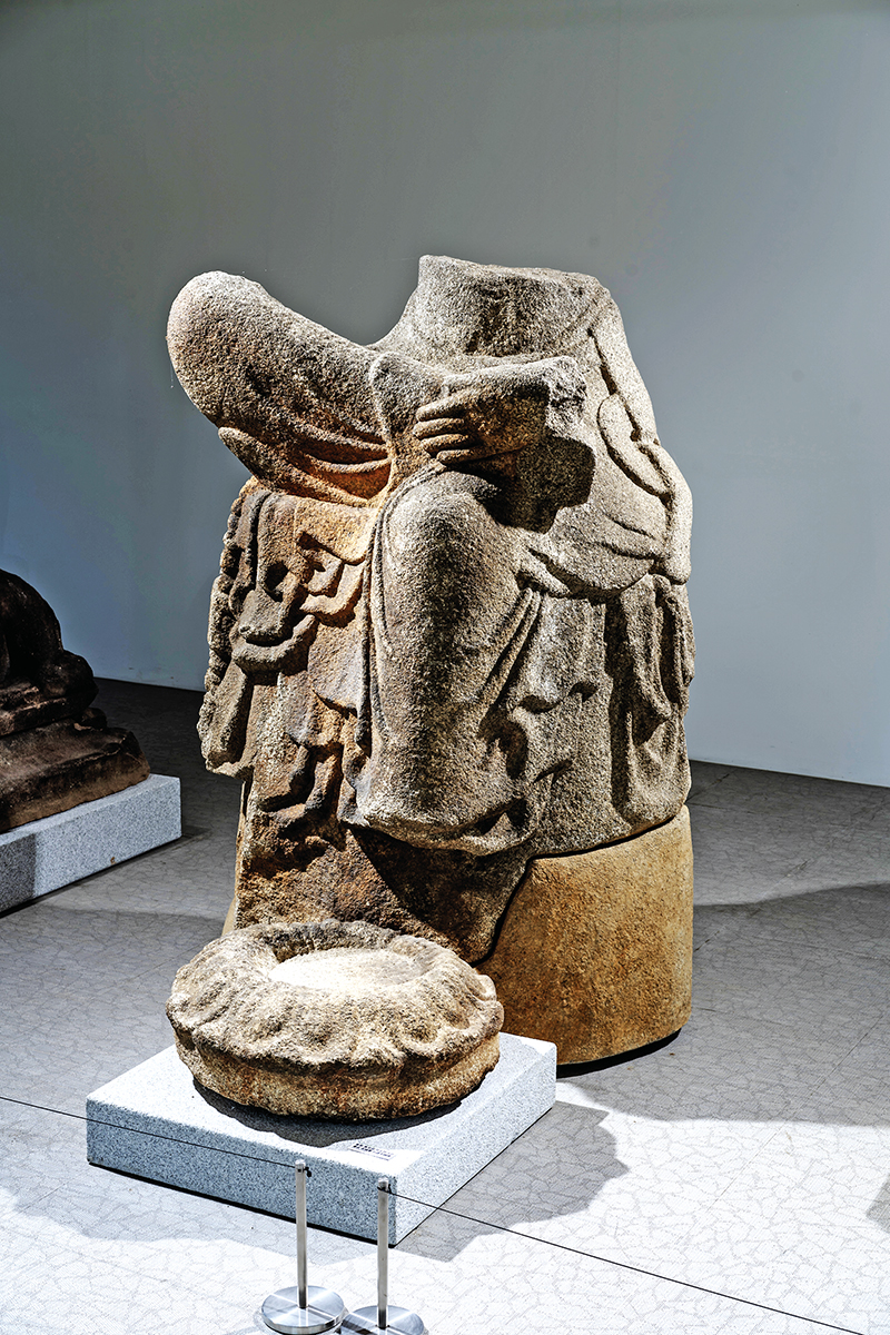 봉화에서 출토된 석조보살반가사유상은 신라 7세기 후반에 조성된 것으로 보인다. 하반신 높이만 180cm에 달하는 거대한 조각이다. 경북대학교박물관이 소장하고 있다. 사진=김민규