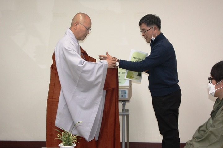 조계종 포교원장 지홍스님은 4월16일 한국불교역사문화기념관에서 신도단체 격려 및 기도정진 책자 전달식을 가졌다. 사진은 김화연 교사불자연합회장에게 책자와 단주를 선물하는 모습.