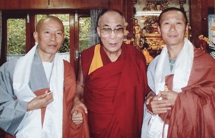 인도 다람살라에서 달라이라마를 친견하고 촬영한 사진. 오른쪽 끝이 서정스님.