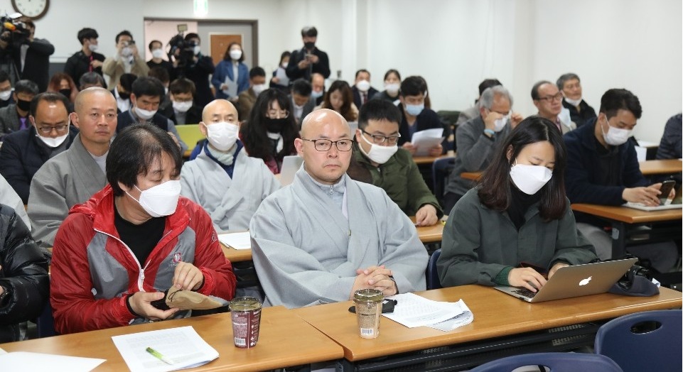 4월22일 서울 가톨릭회관에서 열린 '코로나19가 불러온 위기와 종교의 사회적 역할' 3대종교 토론회.