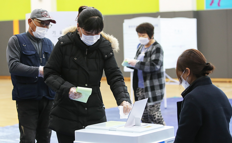 코로나19 대규모 발병국 가운데 처음으로 국회의원 선거를 치르는 대한민국 시민들의 모습. 사진=연합뉴스