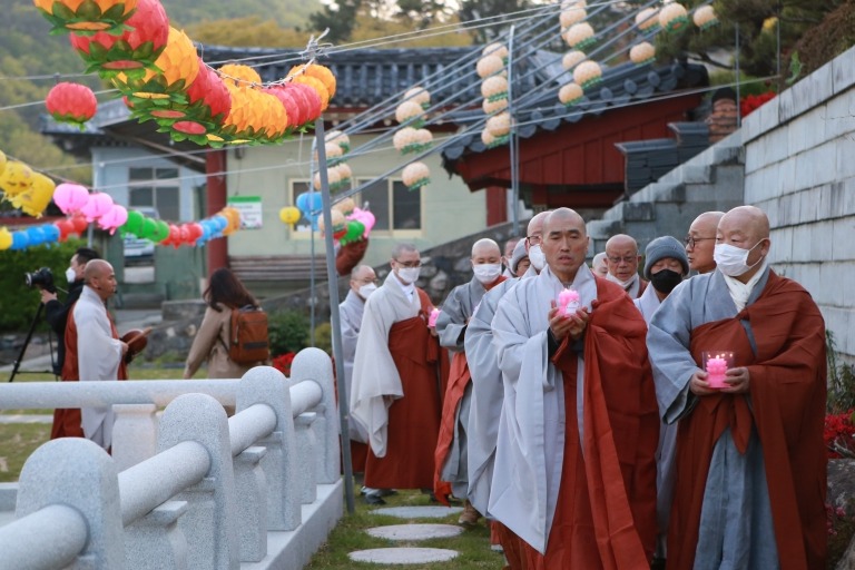 기장군불교연합회는 4월25일 코로나19바이러스 발생이후 부산에서는 처음으로 불기2564년 부처님오신날 봉축점등식을 봉행했다.