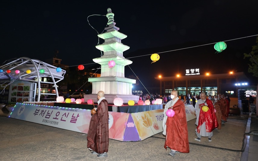 밀양불교사암연합회는 4월25일 밀양역 광장에서  ‘부처님오신날 코로나19 극복 및 대국민 치유 기원 점등식’을 봉행했다.