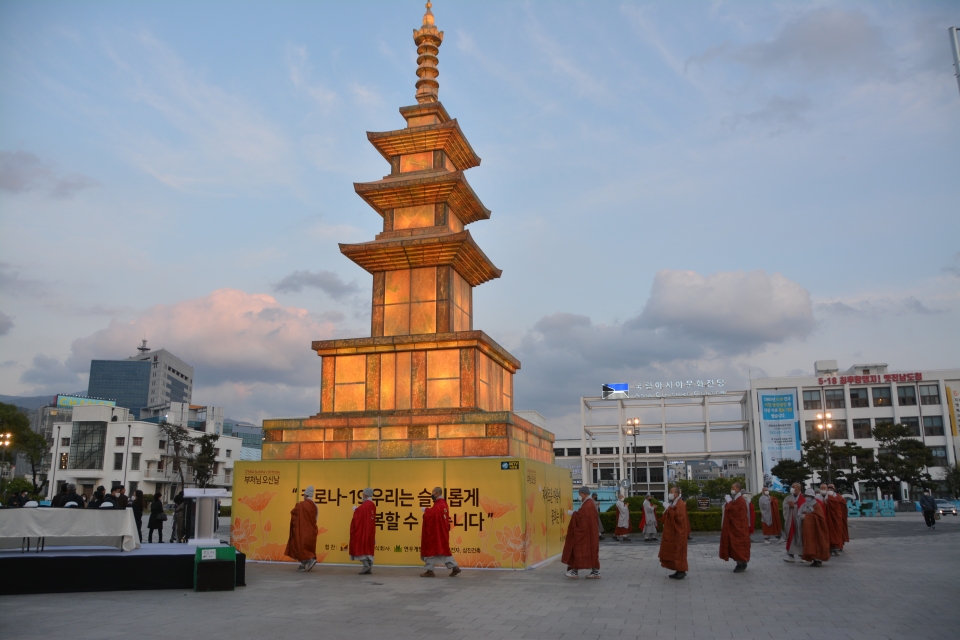광주불교연합회는 아시아문화전당 광장에 18m 크기의 석가탑을 세우고 코로나19 종식을 기원했다