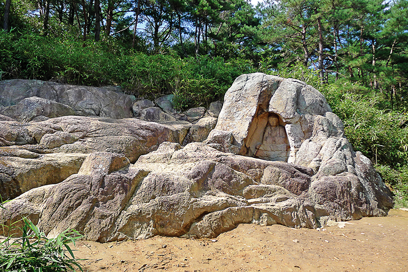 신라 7세기 중엽에 조성된 불곡 감실 승려상으로, 전체 높이는 약 150cm이다.