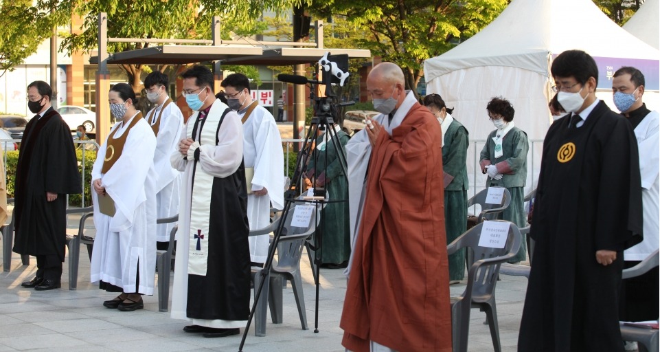 부산종교인평화회의는 4월29일 송상현광장 특설무대에서 ‘코로나19 종식과 희생자를 위한 합동추모위령제’를 개최했다.