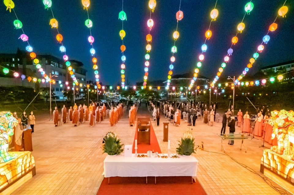 동국대 경주캠퍼스는 부처님오신날을 하루 앞둔 4월29일 교내에서 봉축점등식을 봉행했다.