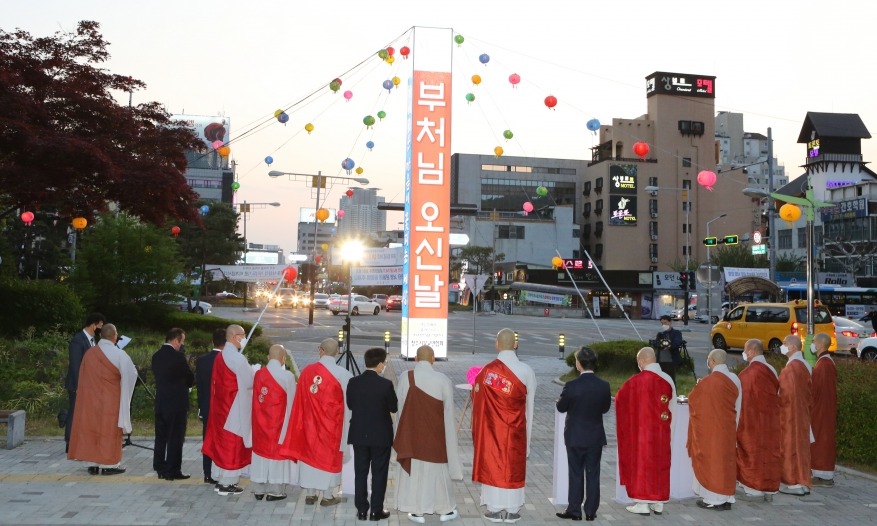 청주시불교연합회는 4월30일 상당공원에서 봉축탑 점등식을 봉행했다.